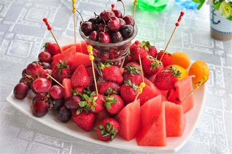 Immagine di cestini di frutta assortiti su un vassoio