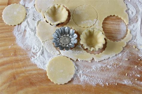 Immagine di gusci di frolla appena sfornati e raffreddati