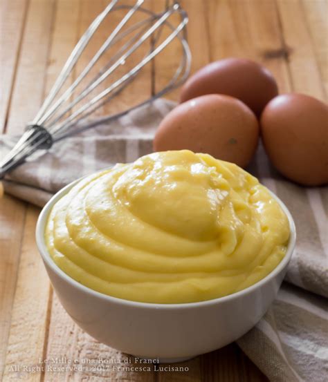 Immagine di una ciotola con crema pasticcera liscia e vellutata