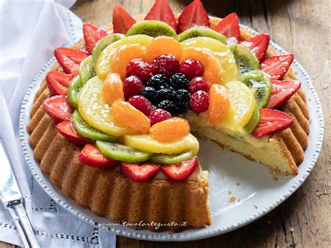 Primo piano di una tortina di frutta decorata con fragole e kiwi