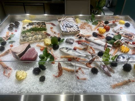 banco del pesce con calamari freschi su ghiaccio