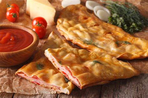 Una pizza parigina dall'aspetto invitante, con bordi dorati e ripieno visibile.
