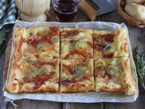 Primo piano del ripieno filante di scamorza e patate all'interno della pizza parigina.