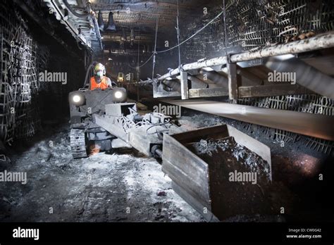 Immagini dei cantieri navali in Cina o della miniera di carbone in Siberia.