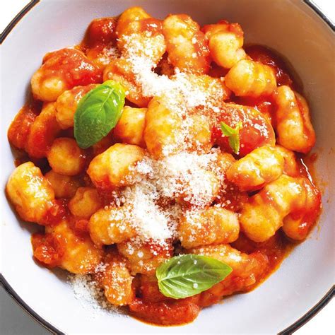 Illustrazione di gnocchi fatti in casa con sugo al basilico