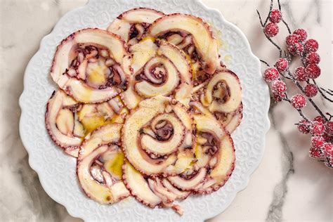 Carpaccio di polpo condito con citronette e prezzemolo