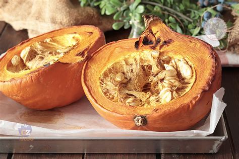 Zucca Hokkaido intera e tagliata a metà, con semi rimossi