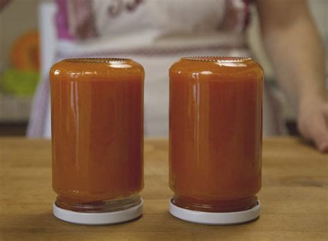 Vasetti di marmellata di zucca sterilizzati e capovolti per il sottovuoto