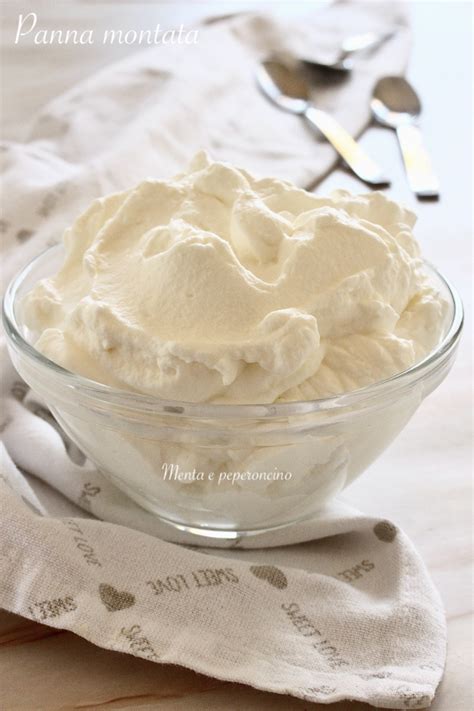 Infografica con i passaggi per trasformare la panna montata 