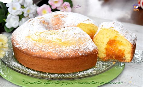 Fetta di ciambella allo yogurt e marmellata