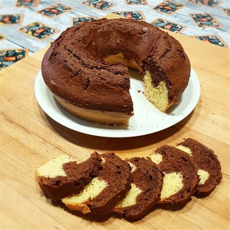 Ciambellone bicolore con cacao e vaniglia