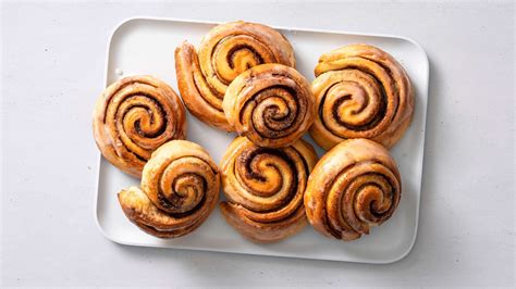 Ingredienti per le girelle alla cannella disposti su un piano da cucina.