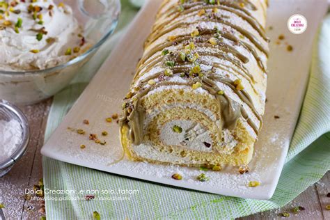 Rotolo di pasta brisé spalmato con la miscela di burro, zucchero e cannella, pronto per essere arrotolato.