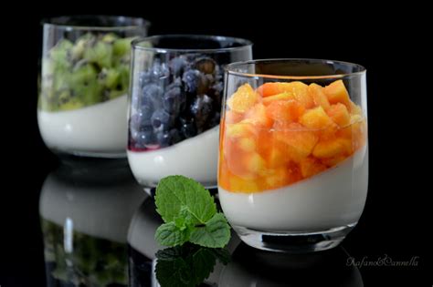 Varietà di panna cotta decorate con frutta fresca e scaglie di cioccolato