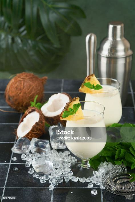 Ananas fresco, lime, cocco e bottiglia di rum