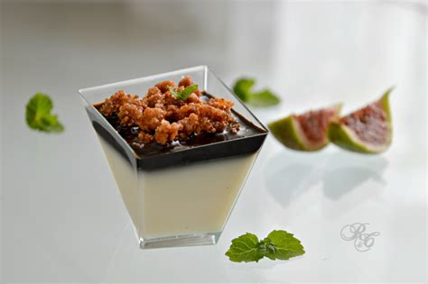 Bicchierini di panna cotta decorati con scorzette di lime e sale Maldon