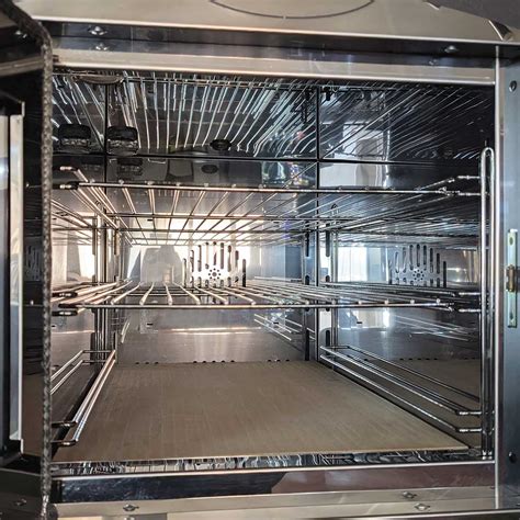 Interno della camera di cottura in acciaio inox del forno Unox Roberta con dettagli sulla struttura