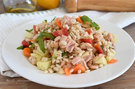 Ingredienti freschi per l'insalata di farro e tonno