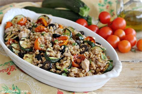 Composizione dell'insalata di farro con tonno e verdure