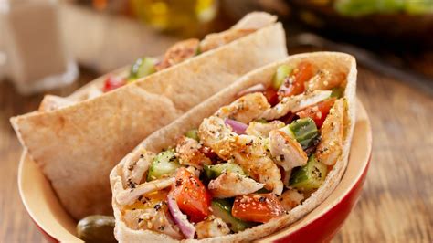Ingredienti freschi per il kebab di tacchino, con carne di tacchino a straccetti, verdure fresche e pane pita