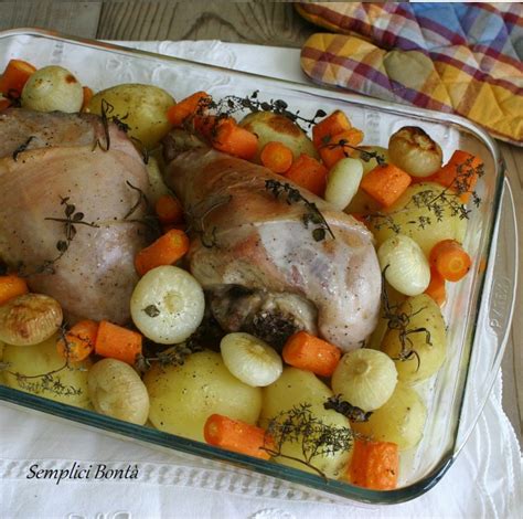 Cosce di tacchino al forno con piselli e verdure, preparate in una pirofila