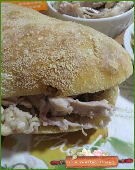 Pane arabo farcito con tacchino sfilacciato, verza spadellata e salse