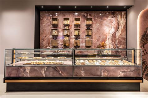 Interno di una pasticceria con esposizione di prodotti da forno
