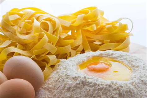 infografica con i passaggi per preparare la pasta fresca all'uovo