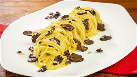 macrofotografia di tartufo nero affettato su un piatto di pasta