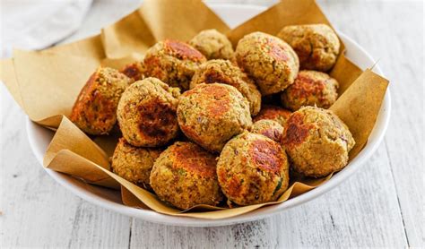 Piatto di polpette di lenticchie al forno servite con insalata mista