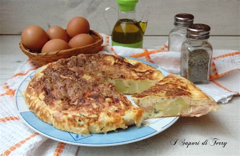 frittata di patate in preparazione con ripieno di prosciutto e mozzarella