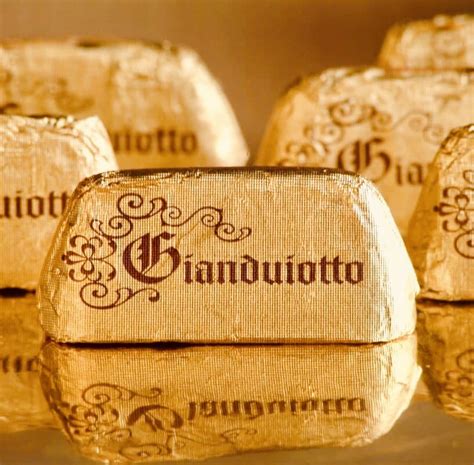 Primo piano di un gianduiotto artigianale con involucro dorato