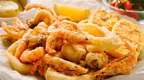 Grafica che illustra il processo di frittura delle patate, evidenziando l'uso di olio bollente.