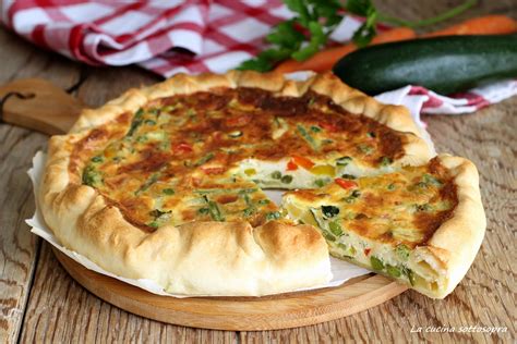 torta salata in teglia con ripieno visibile, prima di essere coperta con il secondo disco di pasta