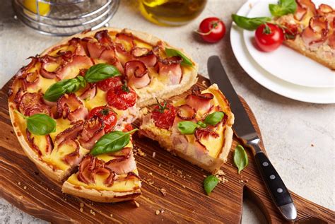 quiche prosciutto e mozzarella appena sfornata, dorata e invitante