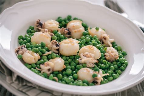 Immagine ravvicinata di un ripieno per seppie, con pane, formaggio e erbe aromatiche