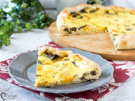 Ingredienti freschi per la torta salata: funghi, porro, uova, formaggio e pasta sfoglia.