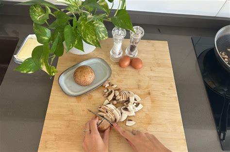 Vista dall'alto del composto di funghi e formaggio pronto per essere versato sulla pasta sfoglia.