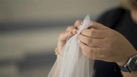Primo piano di mani esperte che sfilettano manualmente le acciughe