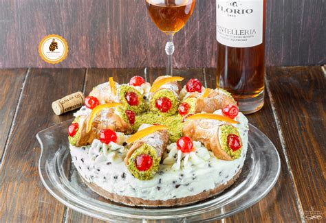 Immagine di una torta cannolo siciliano decorata con pistacchi, scorze d'arancia e ciliegie candite