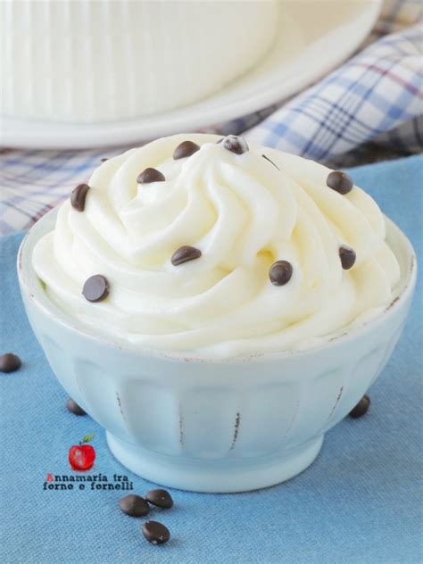 Dettaglio della crema di ricotta con gocce di cioccolato pronta per essere utilizzata