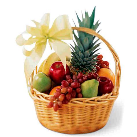 Frutta fresca in un cesto, con alcune banane leggermente macchiate