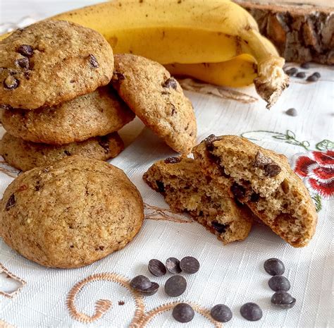 Immagine ravvicinata di biscotti alla banana e gocce di cioccolato su una teglia