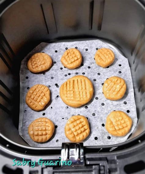 Friggitrice ad aria aperta con biscotti in cottura su una griglia