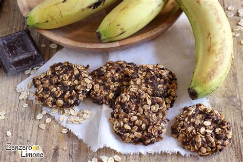 Placca da forno con biscotti alla banana e avena appena sfornati