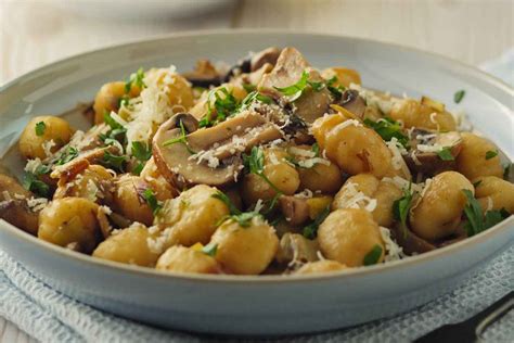 Immagine degli gnocchi di ricotta e tartufo bianco conditi con funghi porcini e scaglie di tartufo fresco