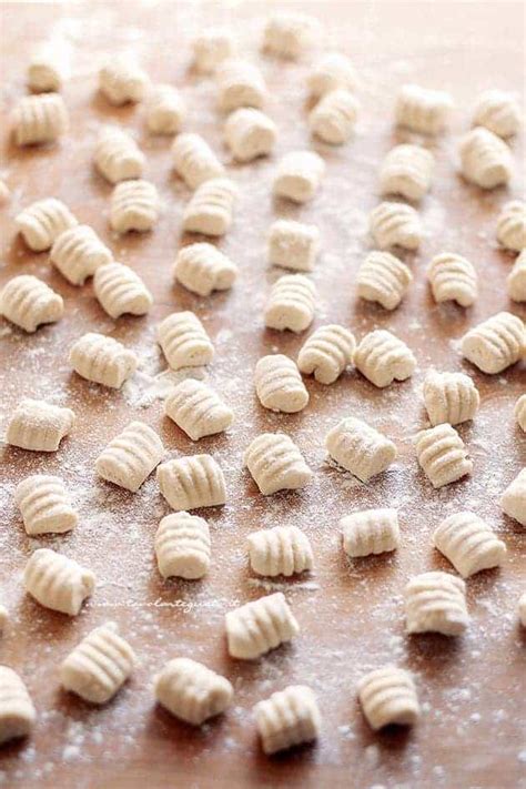 Infografica che mostra i passaggi per formare gli gnocchi di ricotta