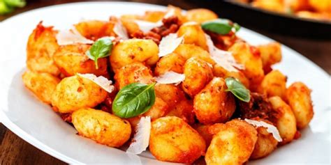 Immagine degli ingredienti freschi per la preparazione degli gnocchi di ricotta e tartufo