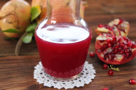 Vaso ermetico con melagrana e timo in infusione