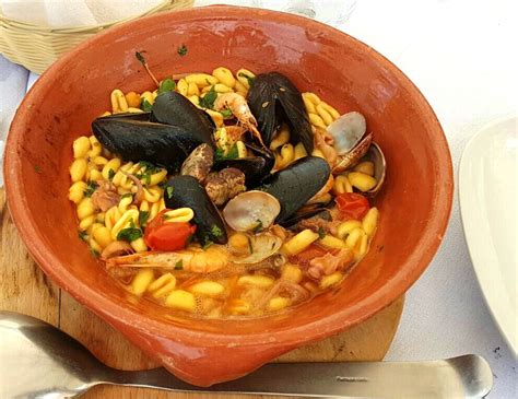 Ingredienti freschi per un primo piatto di mare